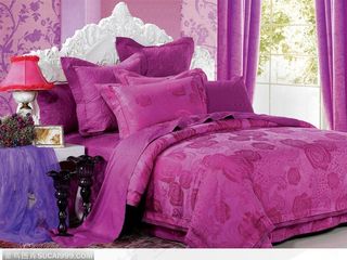 床上用品-欧式白色床上的紫红色床单、枕头