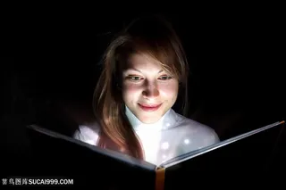 打开魔法书的女孩高清图书本图片