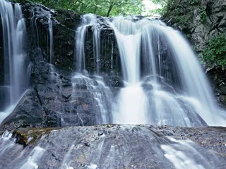 山林间飞泻而下的瀑布
