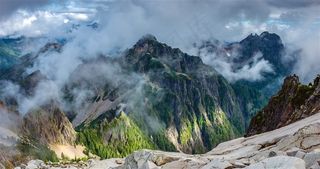 烟雾缭绕的山脉