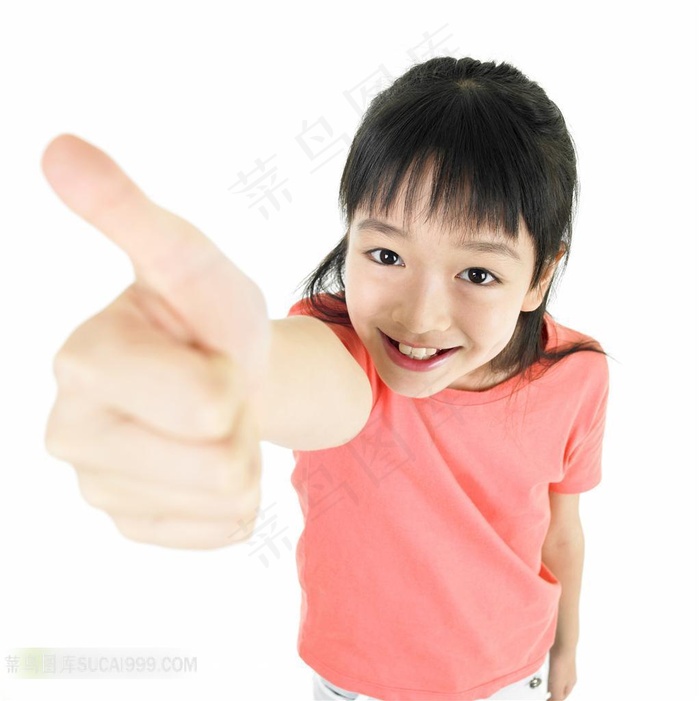 翘大拇指的可爱女孩