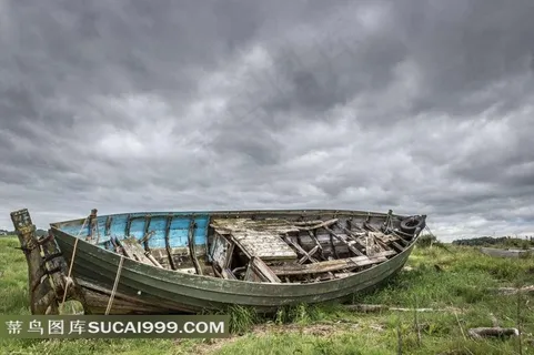 乌云下河边的小船