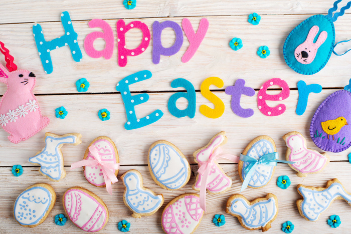 手工制作的复活节快乐烘烤和缝纫背景上的白色木制桌子平lay的看法