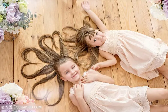 可爱的双胞胎女孩写真高清图片