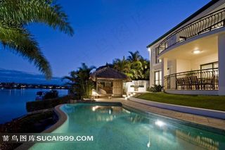 面临大海的豪华别墅夜景图片