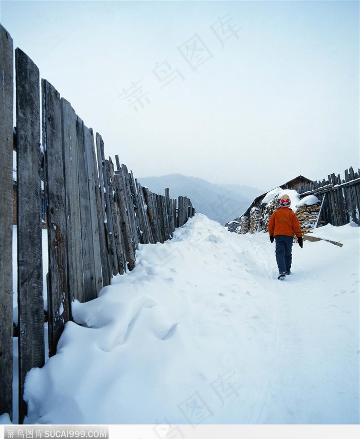 冬日美景-雪地上走动的人