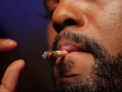 人吸香烟特写照图片