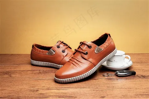 台子上碟子旁的黑色男士皮鞋图片欣赏