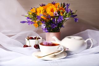 餐桌樱桃花茶插花图片