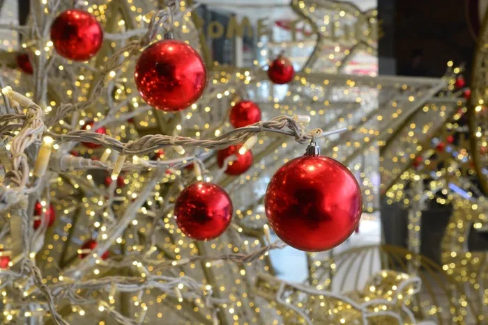 圣诞树装饰挂件红包色圣诞球特写近景(18)