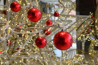 圣诞树装饰挂件红包色圣诞球特写近景(18)