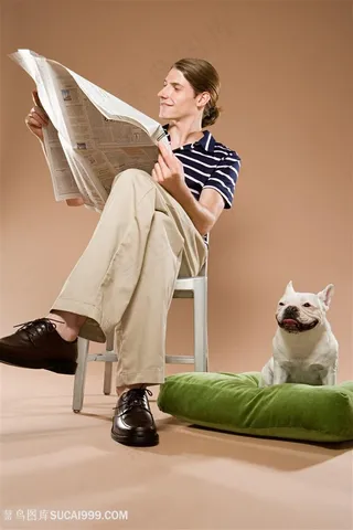 高清看报纸的男人与斗牛犬狗狗图片