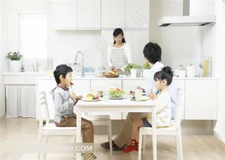 温馨一家人吃早餐