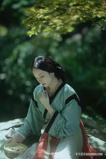 唯美典雅户外的写真古装美女图片