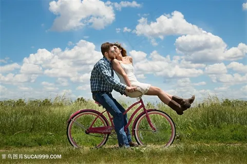 蓝天白云下自行车上的幸福情侣