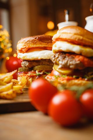 黄色美味汉堡摄影素材