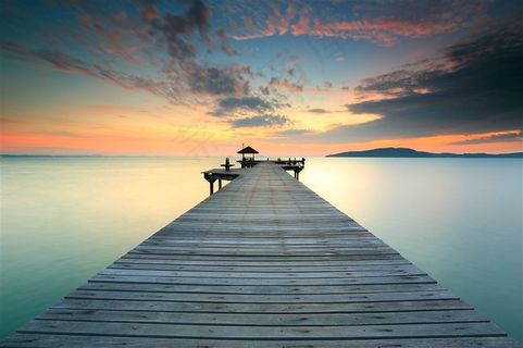 海边码头木栈道图