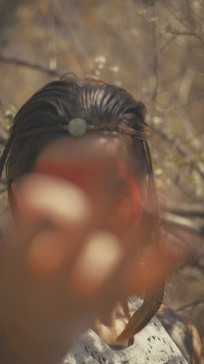 户外独立时尚女性的肖像