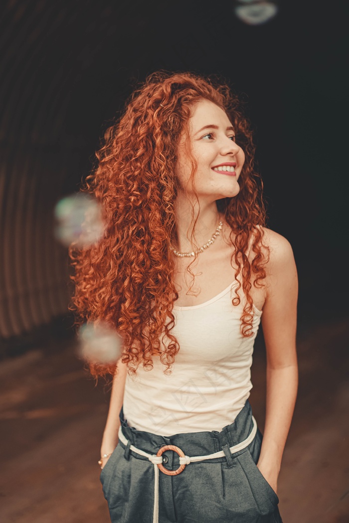 显年轻染发卷发发型图片