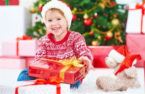 开心收礼物的圣诞女孩
