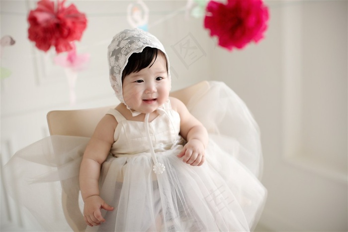 穿着白裙子的可爱幼儿