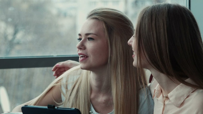 在咖啡馆喝咖啡的女朋友