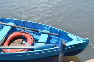 蓝色老木船图片