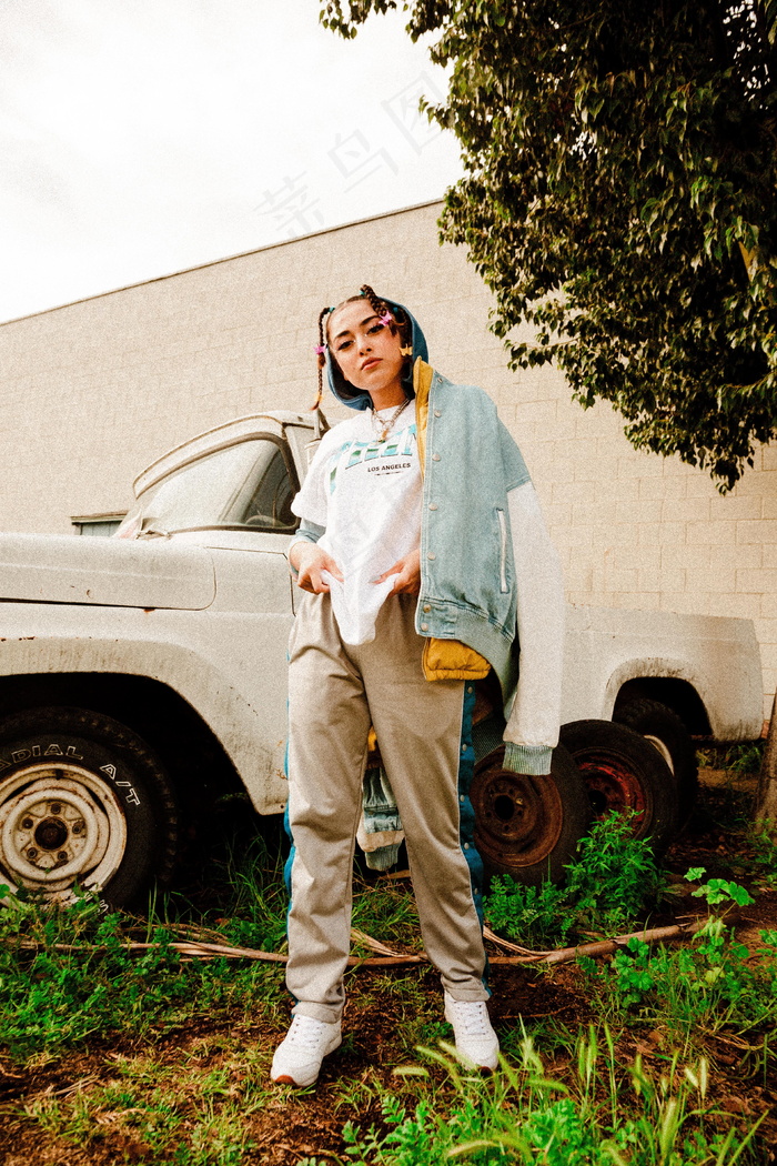 休闲装户外女生图片