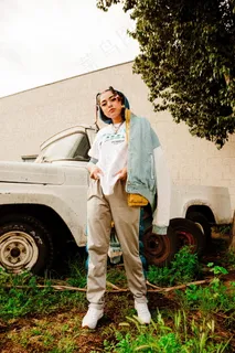 休闲装户外女生图片