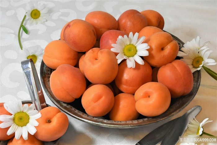 盘子里的杏图片