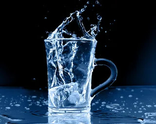 冰水玻璃杯图片