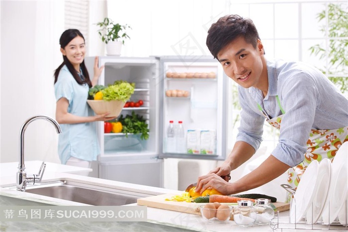 厨房里张罗饭菜的夫妻特写摄影高清图片