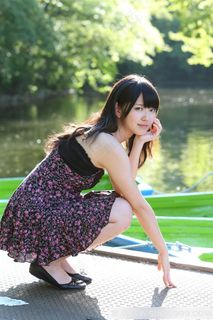 蹲在地上的日本美女图片