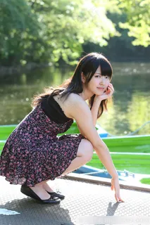 蹲在地上的日本美女图片 蹲在地上的日本美女图片