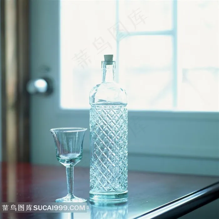 青蓝色调下的高脚杯和酒瓶