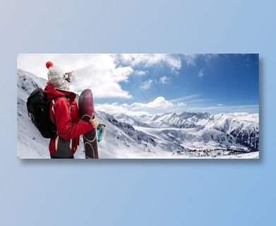 站在半山腰上俯视山下风光的人高清图