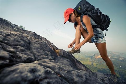 绑鞋带的登山美女高清图片 绑鞋带的登山美女高清图片
