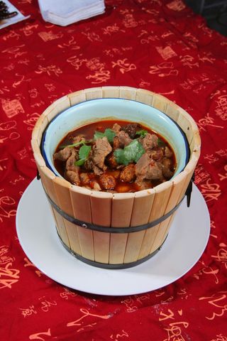 旋转 15蒜香木桶牛肉 乐山坊