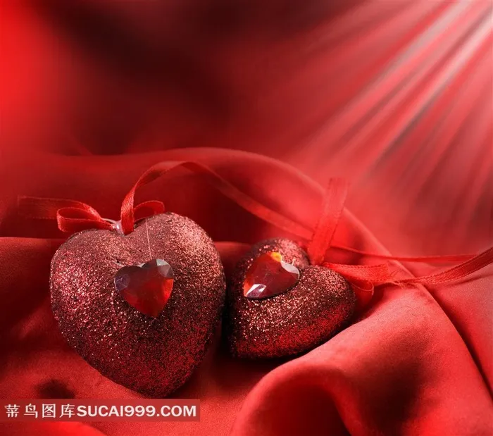 情人节礼物丝绸上的心形宝石首饰