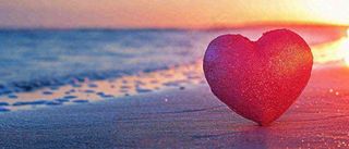 情人节浪漫海边沙滩爱心落日温馨