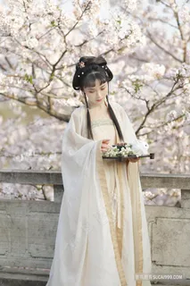 户外写真超清低头的古装白衣少女图片