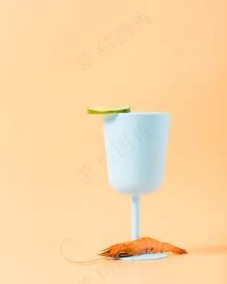 白色陶瓷高脚杯图片