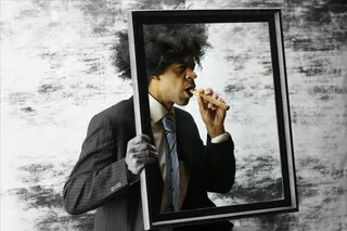 男生抽烟黑白图片