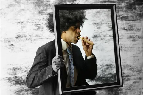 男生抽烟黑白图片 男生抽烟黑白图片