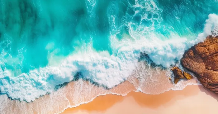 海岸边海浪为背景的海滩场景航拍摄影图(4560x2400)