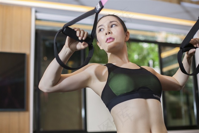 健身房里健身的美女高清图