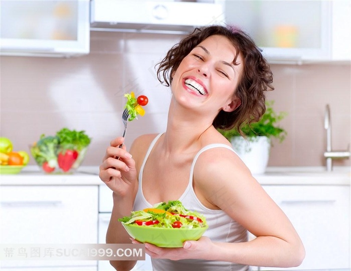 吃蔬菜沙拉的美女图片