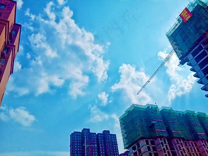 风格简约晴天白云照