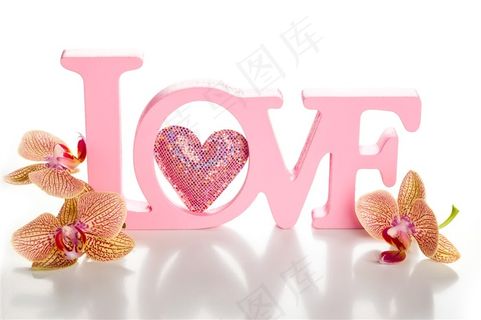 桌上的英文花朵和心形