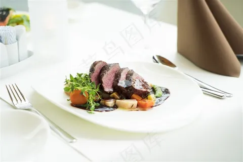 白色美食清新餐盘刀叉健康牛排西餐 白色美食清新餐盘刀叉健康牛排西餐